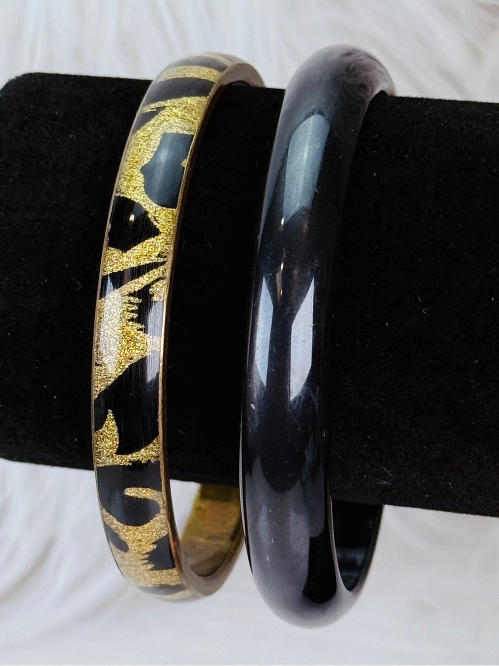 Pair of 2 vintage plaque and animal print bangle bracelets
